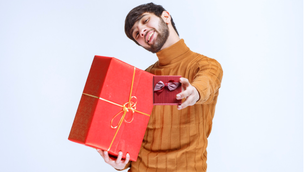 Что подарить другу на 26 лет? Подборка из 40 подарков для друга