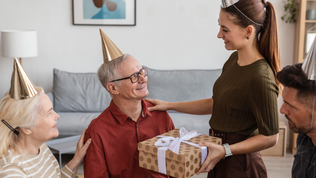 Что подарить дедушке на 60 лет? 40 полезных подарков