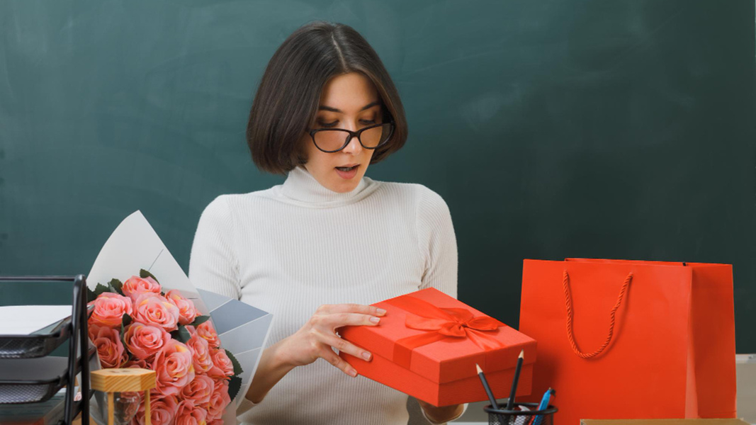 Что подарить учителю на день рождения? 30 потрясающих идей