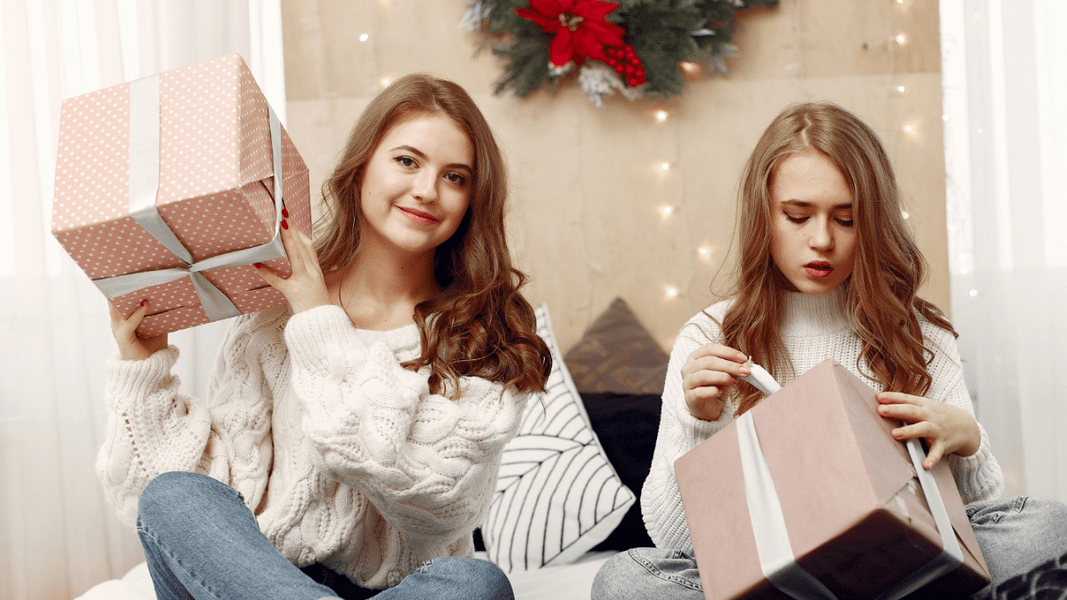 Что подарить сестре на 20 лет? 30 идей подарков от братьев и сестер