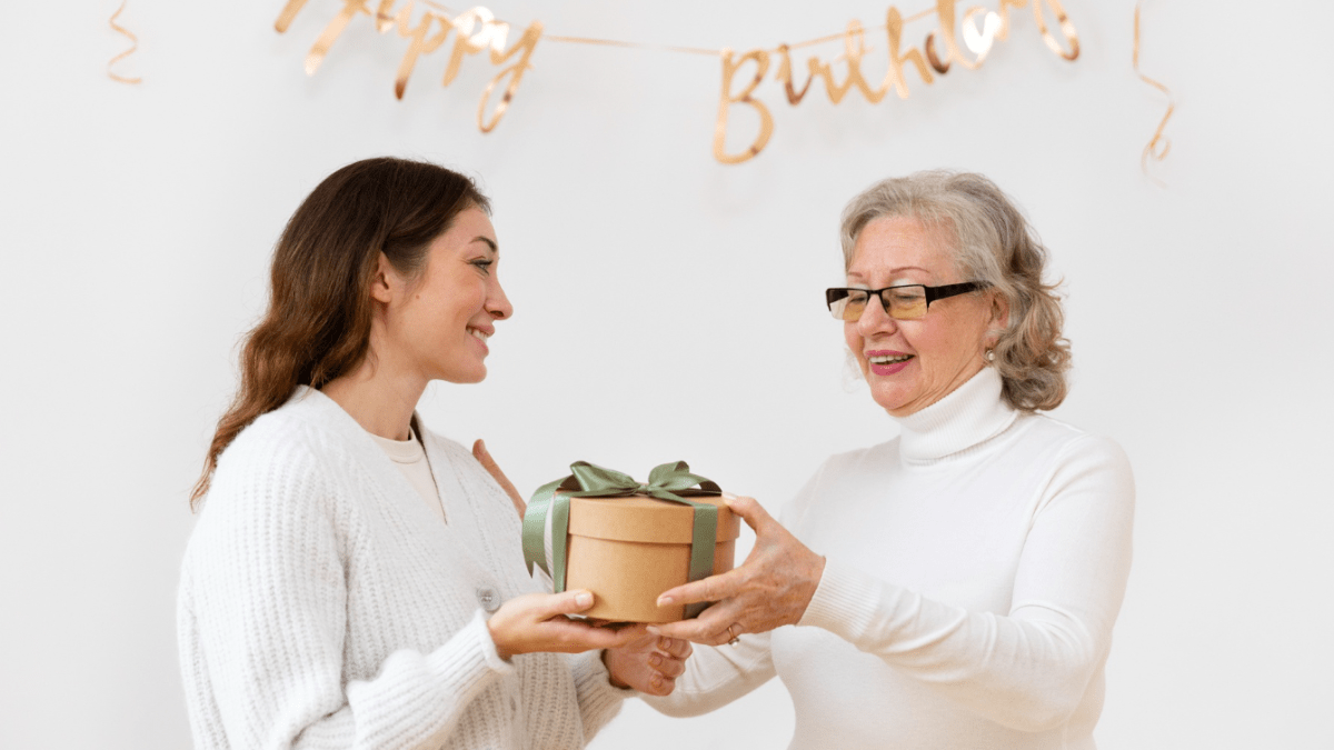 Что подарить подруге на 55 лет? Интересные и оригинальные подарки