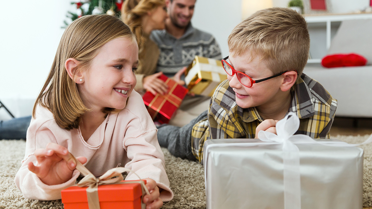 Выбираем подарок ребенку на Новый год: как удивить, чем порадовать