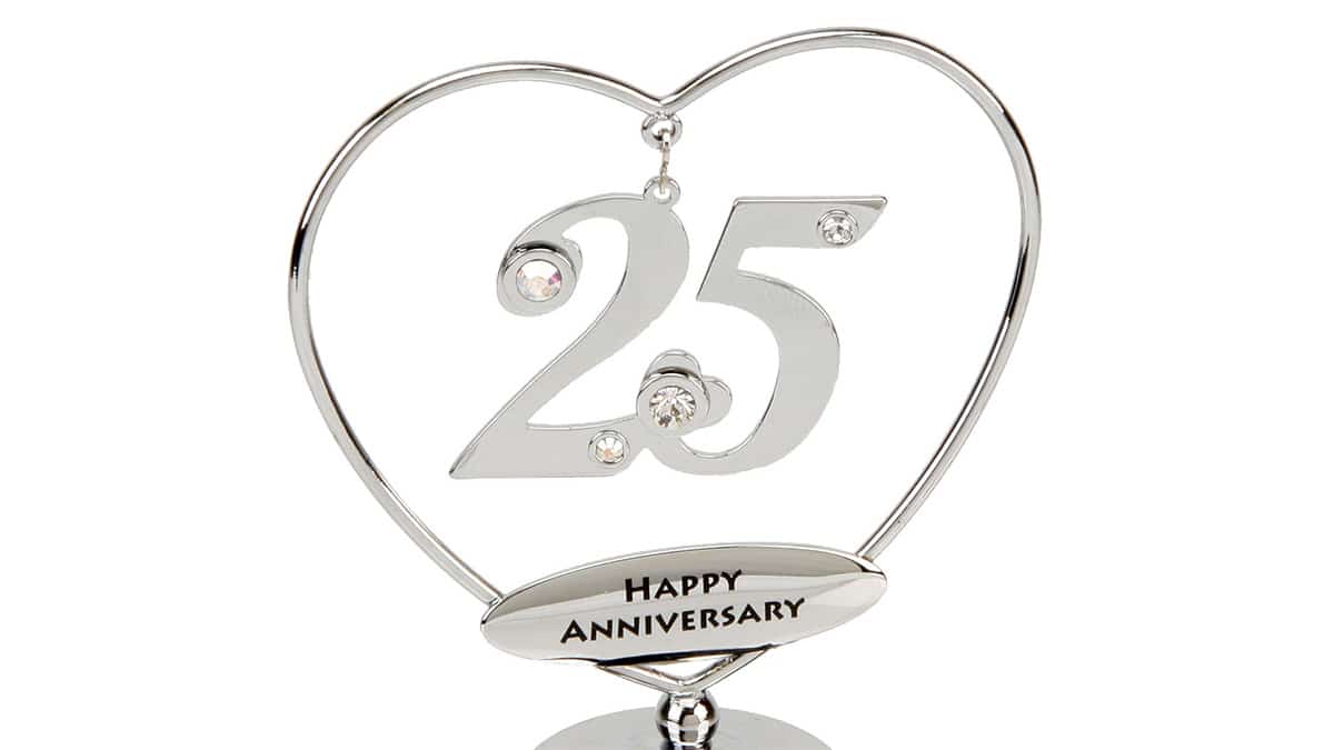 25 лет вместе, какая годовщина и что принято дарить на серебряную свадьбу?