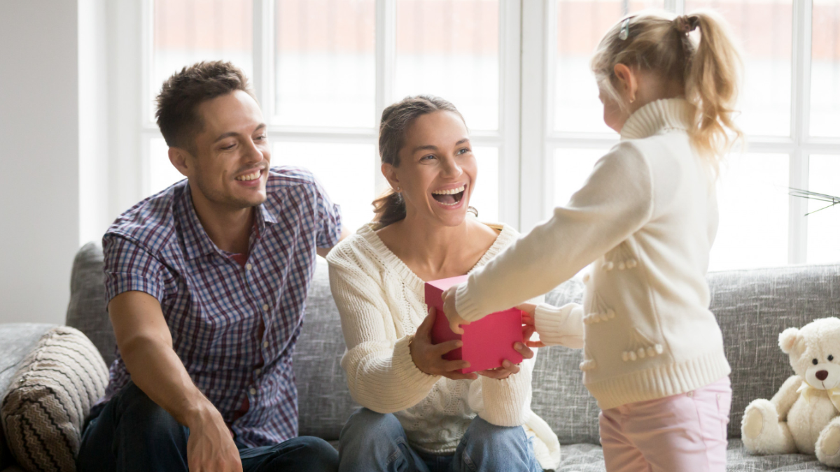 Дочь подарила квартиру мужу. Gifts to mom Blue. Kid gives Gift to mother.