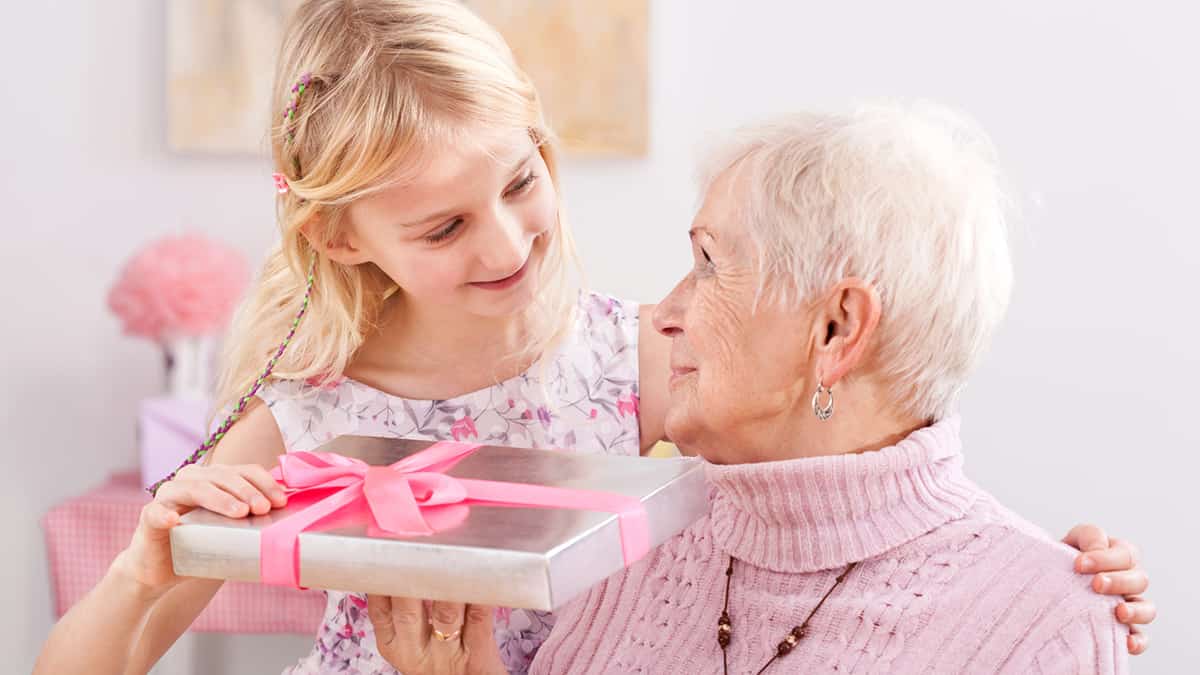 Что подарить бабушке на день рождения: советы для внуков