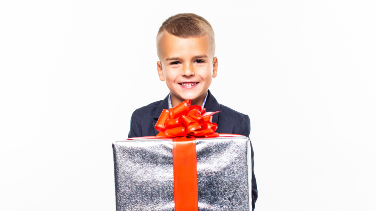 Что подарить сыну на 1 сентября первокласснику? 44 лучших подарков для сына-школьника