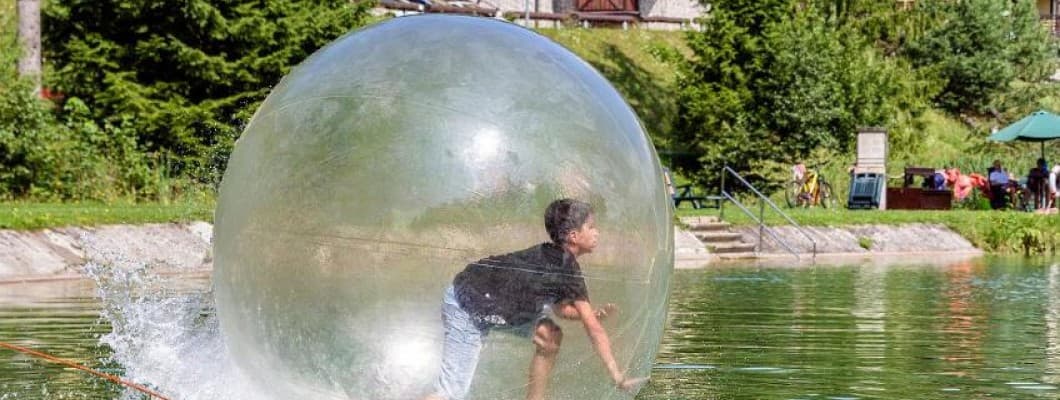 水上步行球：一种令人陶醉的夏日水上活动
