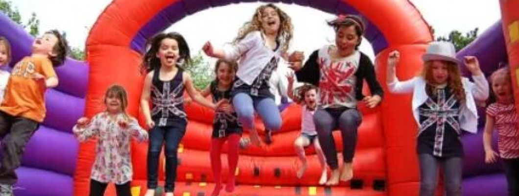 What Is the Maximum Number of Kids Allowed on a Bouncy Castle at Once?