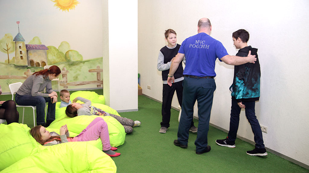 //cdn.optipic.io/site-103425/pressroom/news/flamax-of-the-company-together-with-the-studio-art-veranda-children-held-an-interactive-lecture-on-f/2.jpg