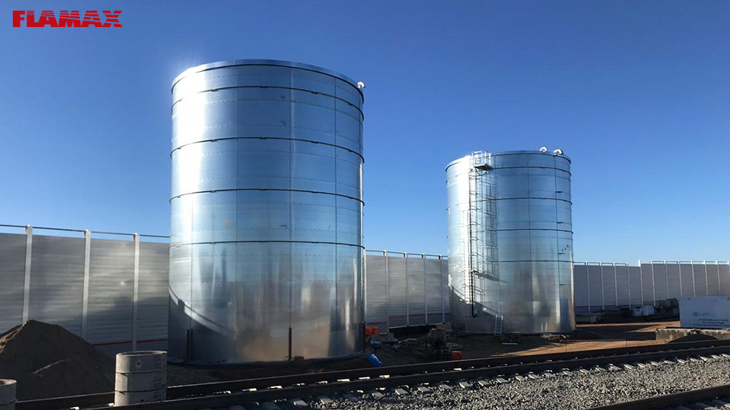 //cdn.optipic.io/site-103425/pressroom/news/completed-construction-of-fire-tanks-flamax-a-total-volume-of-2000-m3-on-order-of-jsc-rzd-for-the-st/FLAMAX_пожарные-резервуары_РЖД.jpg