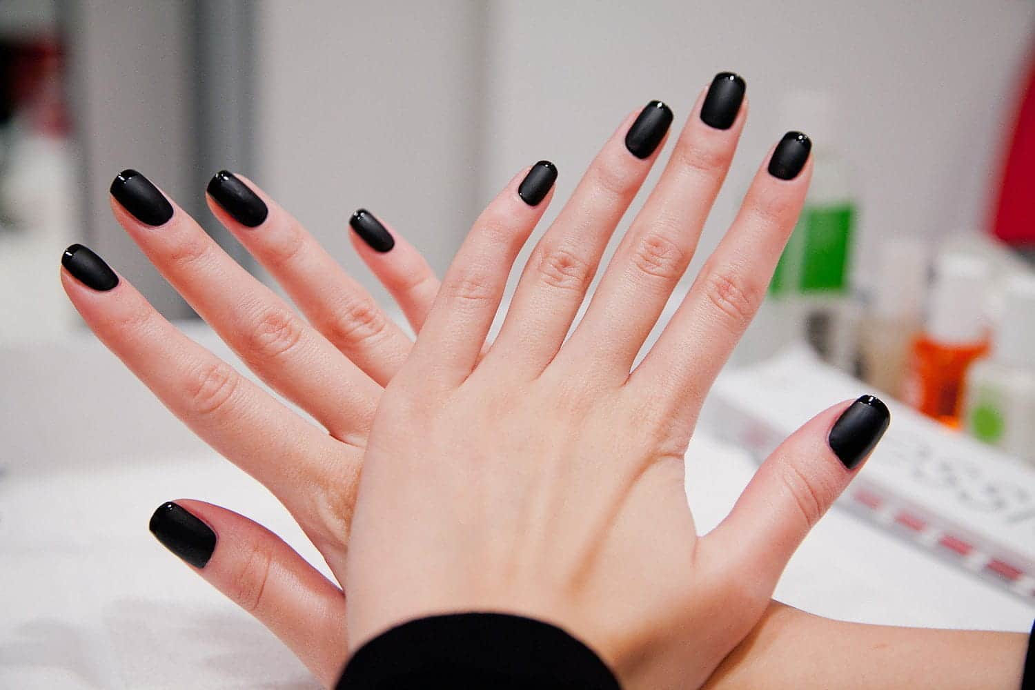 Сделайте черный маникюр в студии красоты NailsProfi