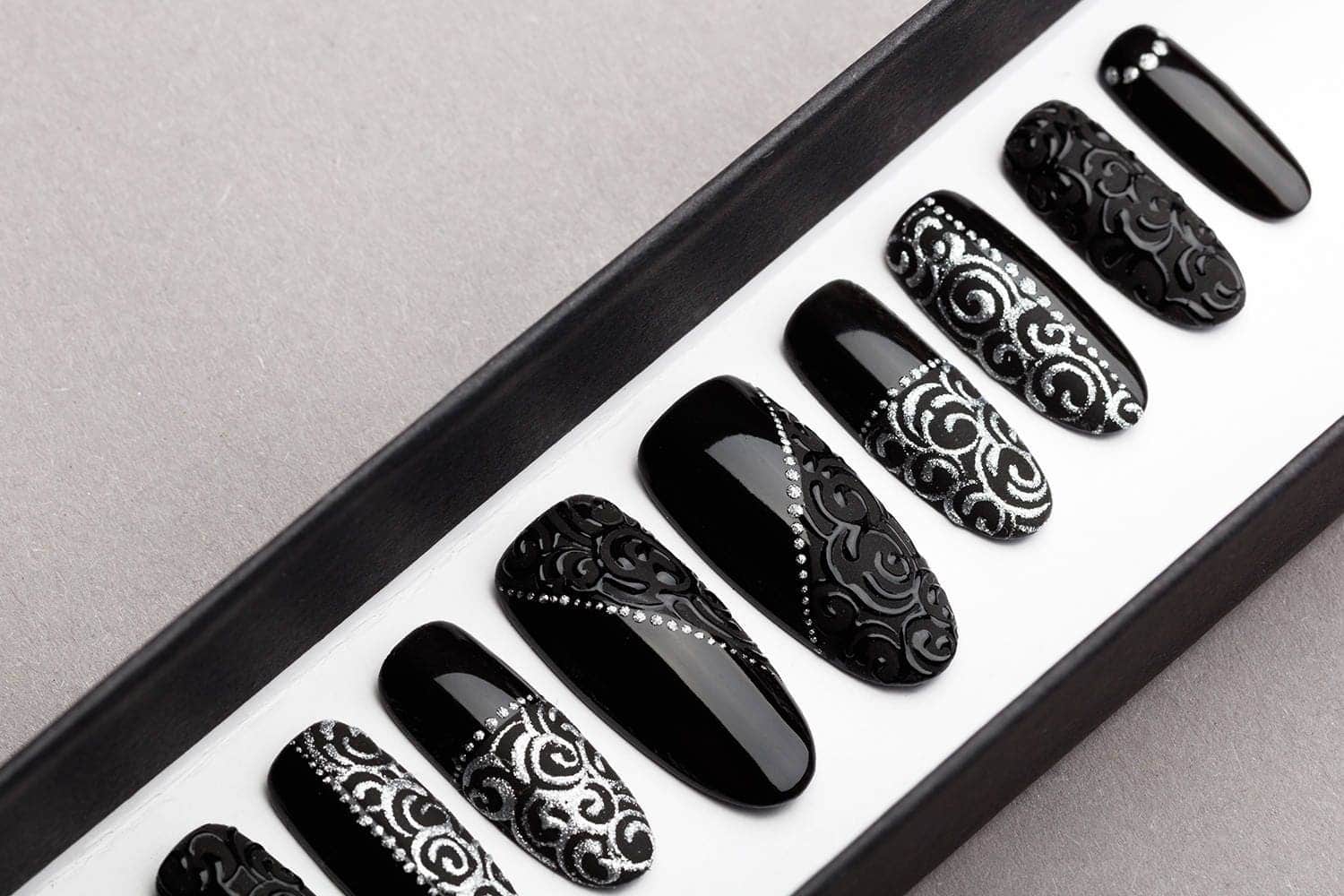 фотографии черные ногти с серебром