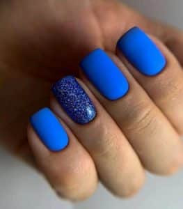 Пример синего матового маникюра на длинные ногти