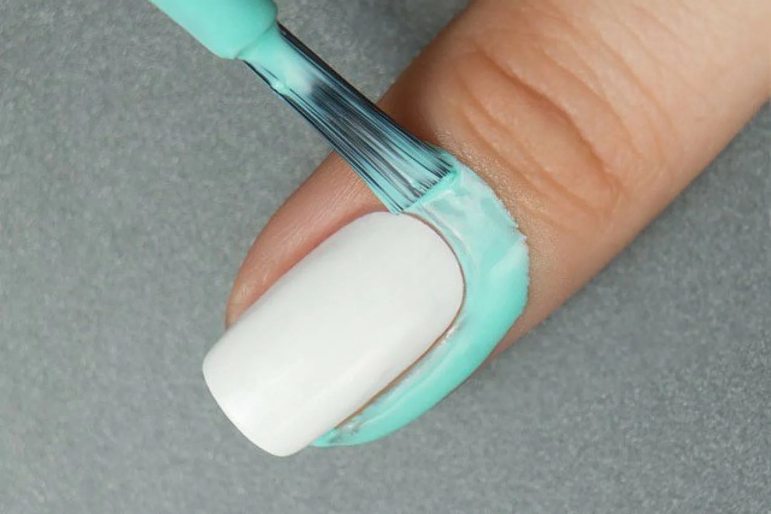 Как защитить кожу вокруг ногтя от лака