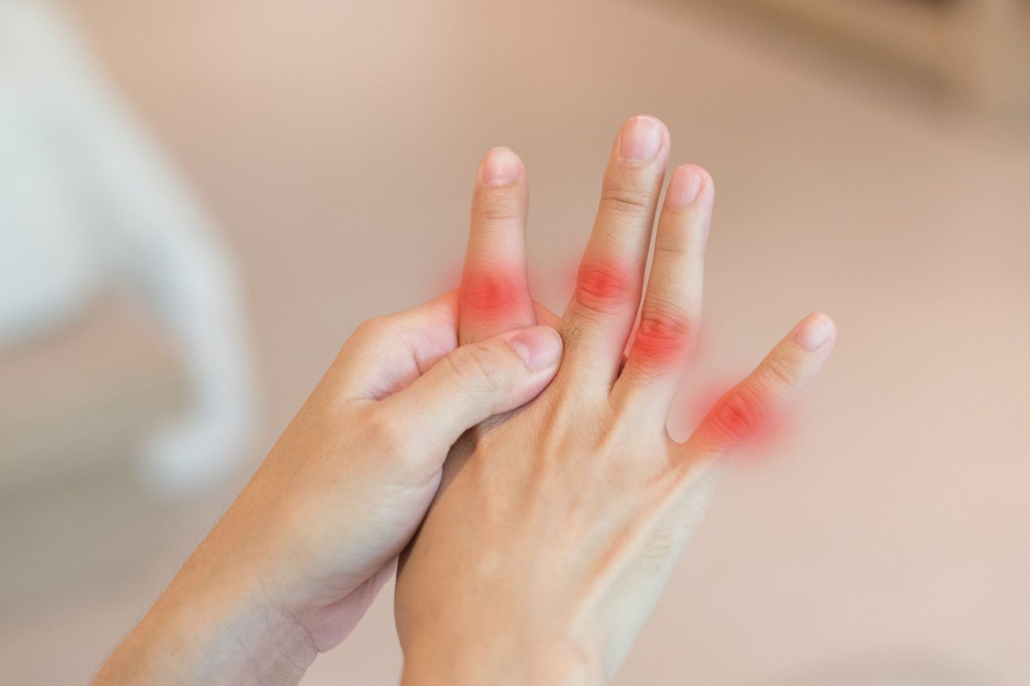 Почему пальцы чешутся на руках: причины и способы облегчения