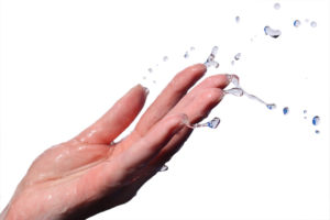 Стряхивание воды после мытья рук