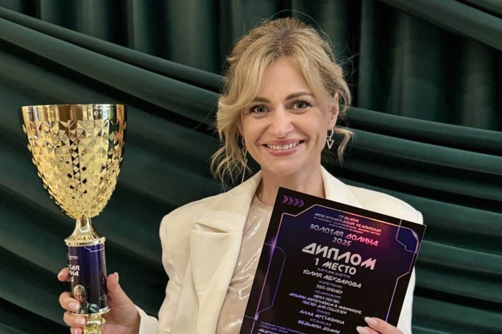 Профессиональный маникюрный пылесос MAX Ultimate X2 в работе: вся пыль от аппарата для маникюра мощно всасывается в решетку