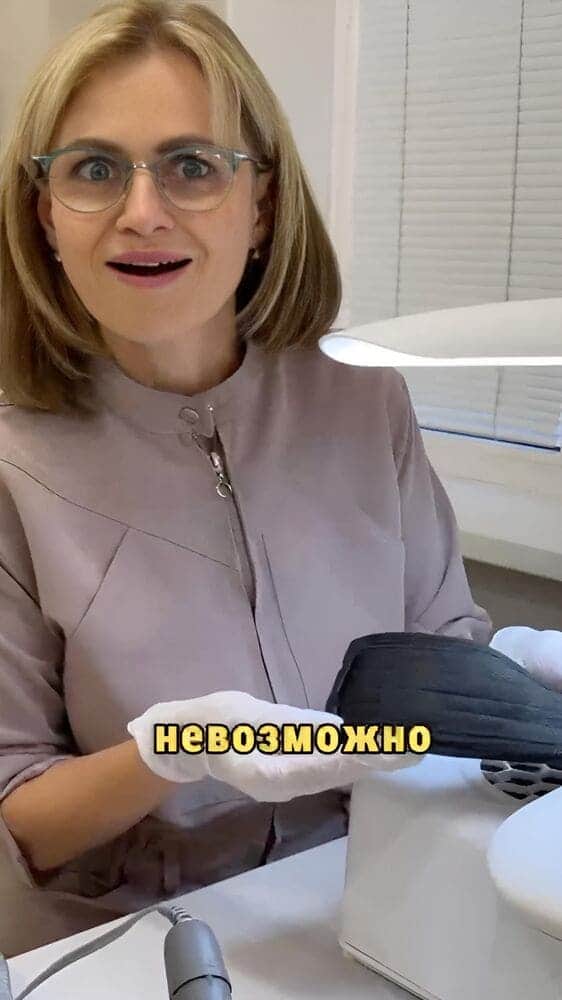 Продуманная эргономика вытяжки MAX Ultimate X2: низкий корпус обеспечивает удобное и естественное положение рук клиента и мастера.
