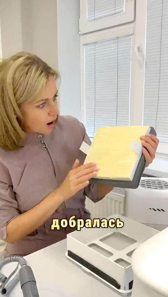 Простое обслуживание вытяжки MAX Ultimate X2: большой сменный НЕРА-фильтр легко вынимается из корпуса для еженедельной чистки.