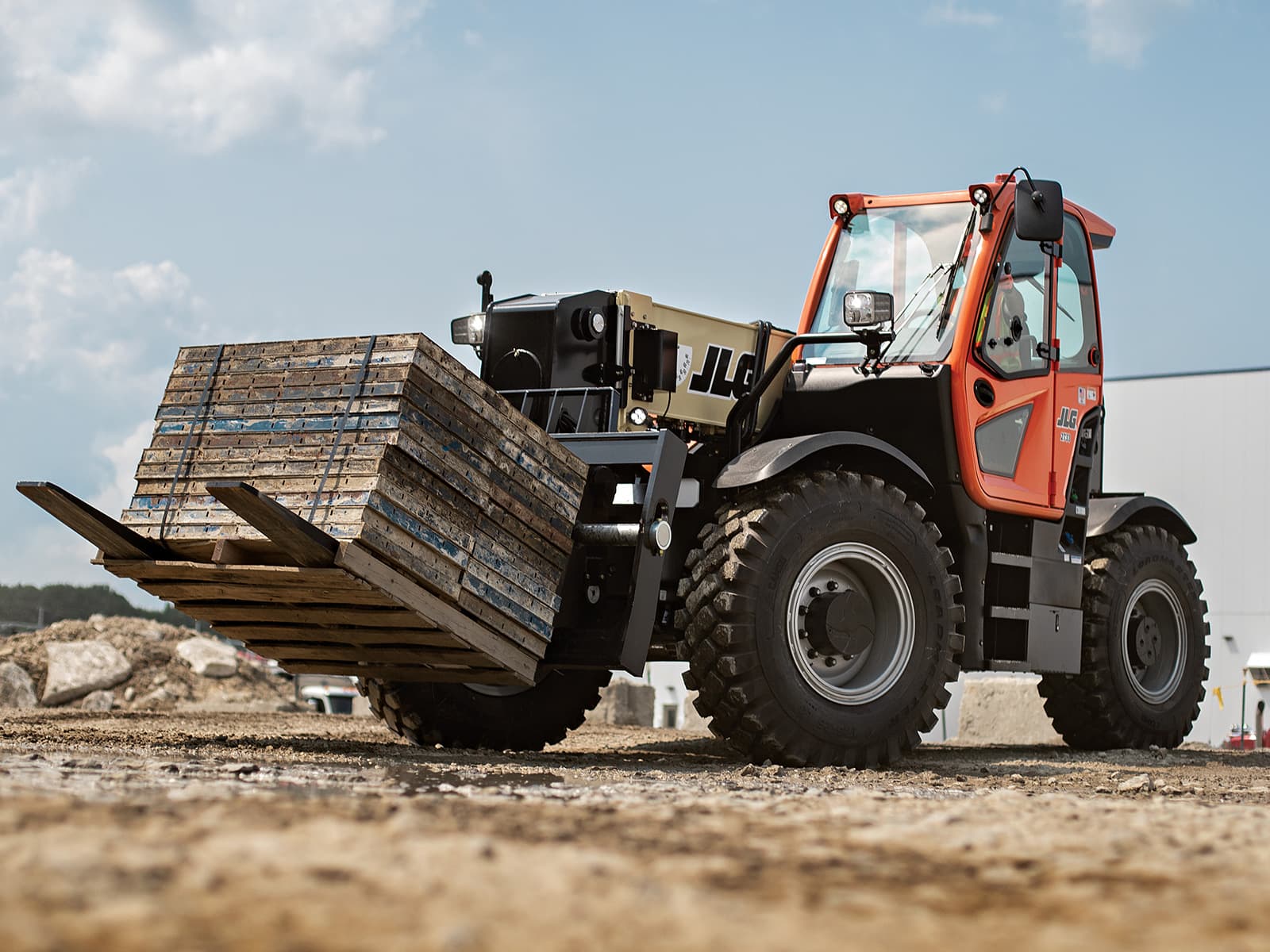 26600 pound telehandler on job site