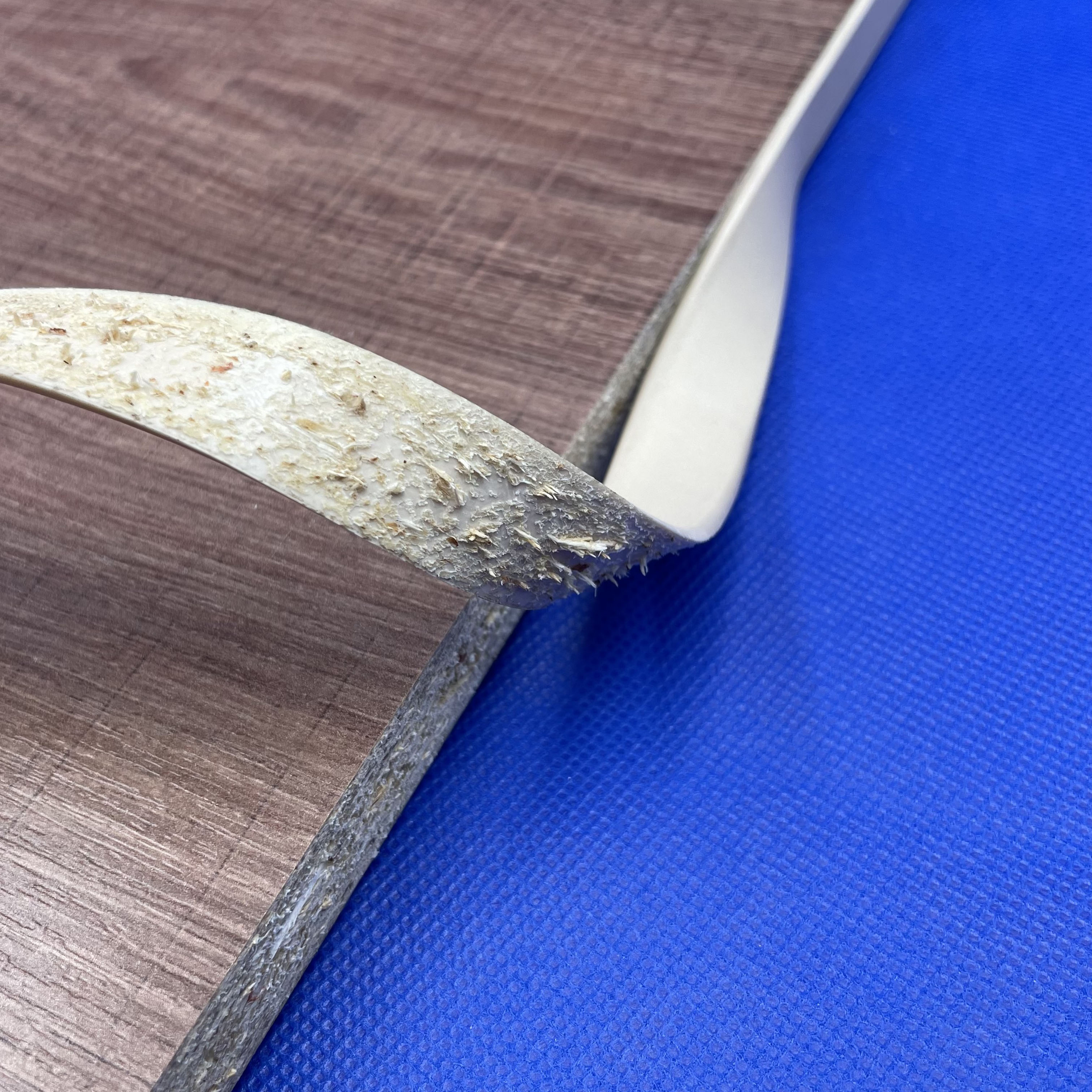 Почему отслаивается кромка ПВХ: 7 причин и как этого избежать