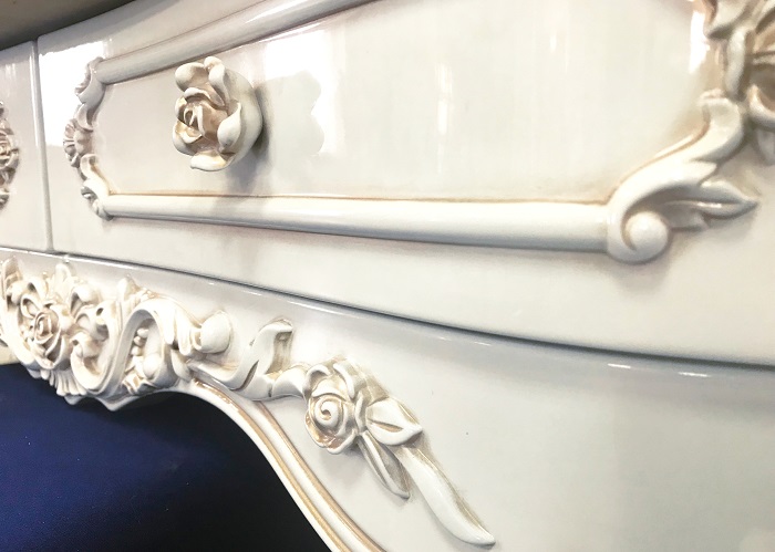 окрашенный декор на мебели