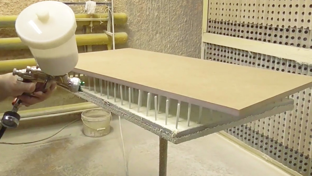 нанесение клея на деталь перед прессованием