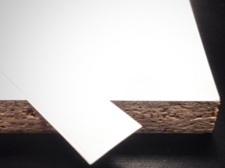 Кромочная лента ПВХ 0,4*19 мм PV2250 с плитой ЛДСП 16 мм белый гладкий.