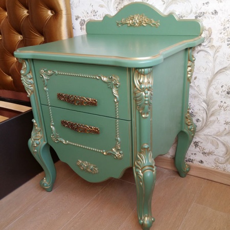 Тумбочка в классическом стиле, декорированная гибким молдингом из ПВХ 175.