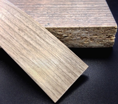 Кромочная лента ПВХ 1,8*25 мм BR224 с плитой ЛДСП 22 мм дуб крафт серый.