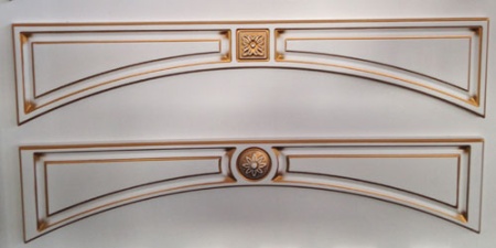 Декоративная розетка из гибкого ПВХ SY 0849 на мебельном фасаде - пример использования.