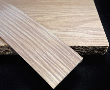 Кромочная лента ПВХ 1,8*28 мм BR605 с плитой ЛДСП 25 мм дезира светлая.