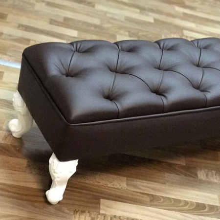 Декоративная опора из ABS-пластика SY 8834 для мебели - пример использования. Банкетка с опорами из пластика.