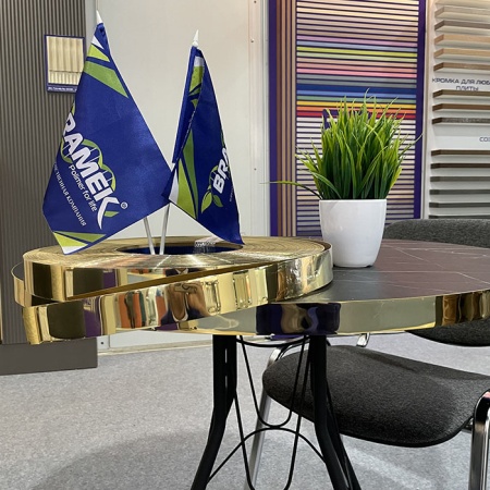 кромка золото глянец бухта  металлик 1*36 мм на столе пример использования. магазин Брамек.