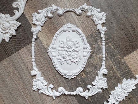 Угловой элемент SY88262-1 в составе композиции с другими декоративными элементами для мебельного фасада.