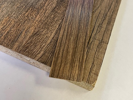 Кромочная лента ПВХ 1,8*19 мм BR218 с плитой ЛДСП 16 мм ясень ориноко темный.