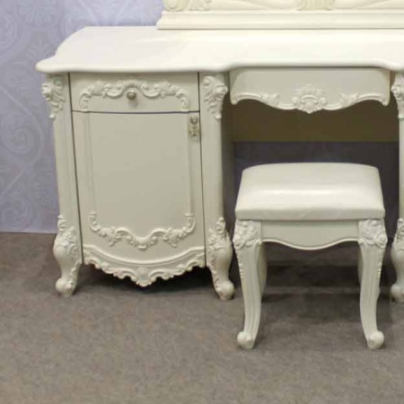 Декоративная опора из ABS-пластика SY 1288 для мебели - пример использования. Пуфик с пластиковыми опорами.