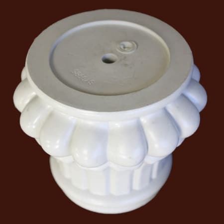 Монтажные отверстия для крепления мебельной опоры из пластика SY 0985.