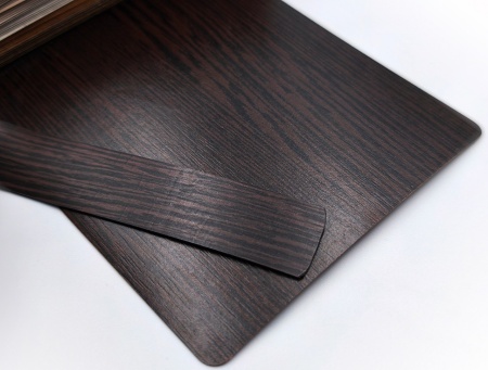 Кромочная лента ПВХ 1*21 мм BR250 с плитой ЛДСП 18 мм дуб венге.