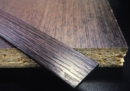 Кромочная лента ПВХ 0,4*19 мм PV3084 с плитой ЛДСП 16 мм венге темный.