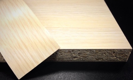 Кромочная лента ПВХ 1*25 мм BR230 с плитой ЛДСП 22 мм дуб молочный.