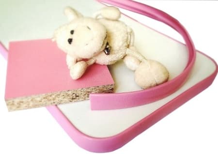 Врезной мебельный кант ПВХ 017B BK130 розовый с плитой ЛДСП.