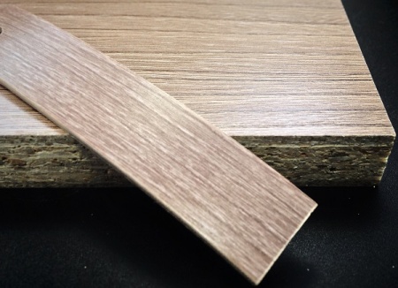 Кромочная лента ПВХ 1,8*19 мм BR451 с плитой ЛДСП 16 мм ясень шимо темный.