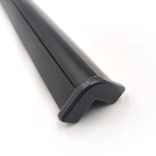 Профиль угловой УС1 ВК122 (черный) с торцевым профилем ТН12 ВК122 и заглушкой черного цвета в сборе.