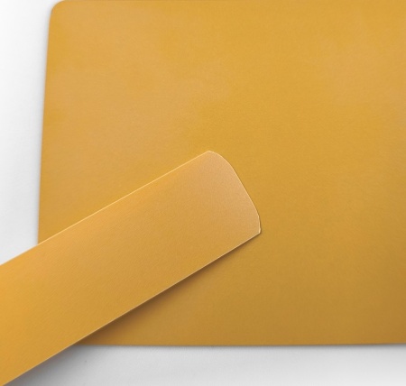 Кромочная лента ПВХ 0,4*19 мм BR724 с плитой ЛДСП 16 мм тоффи.