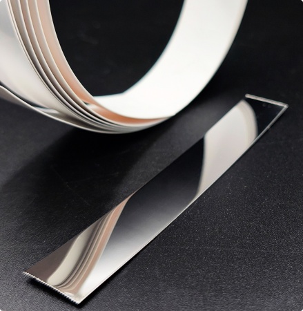 Металлическая полоса серебро глянец крупным планом.