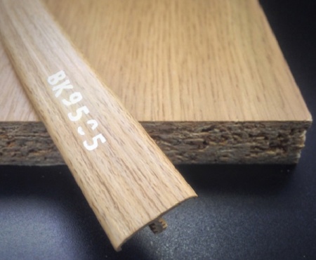 Врезной мебельный кант ПВХ 017B BK9505 дуб сонома с плитой ЛДСП.