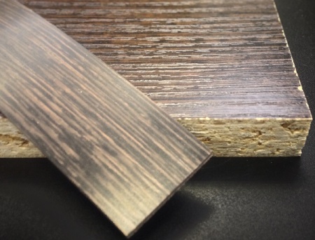 Кромочная лента ПВХ 1*44 мм BR252 с плитой венге линум.