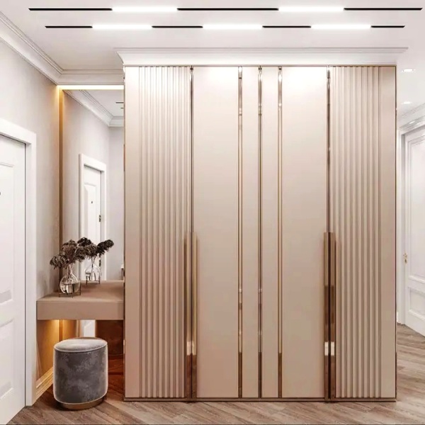 Металлический молдинг на мебельном фасаде. Цвет блестящее серебро.