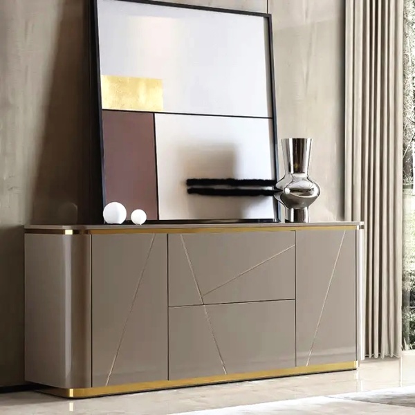 Мебель с серебряными металлическими молдингами.